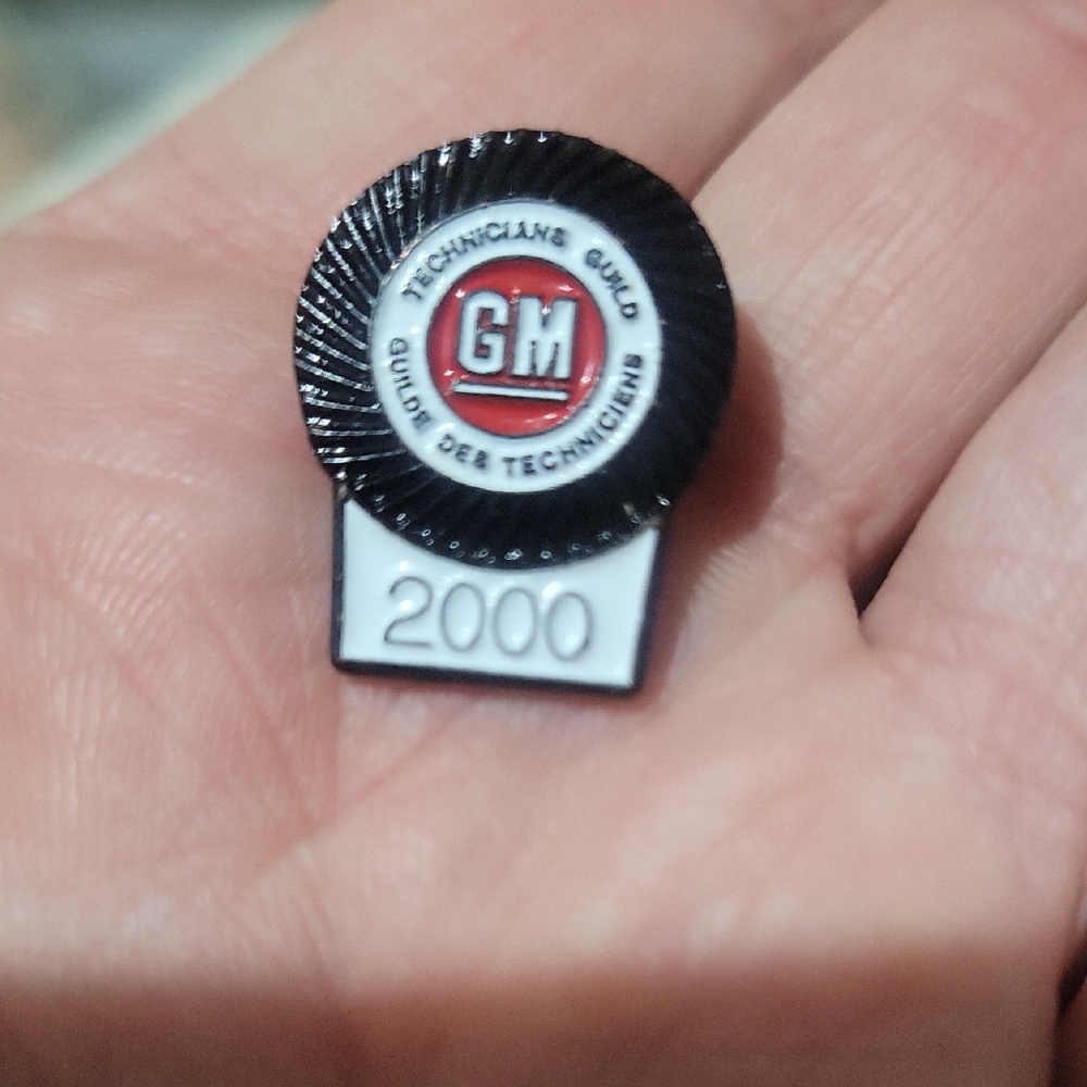 GM Technicians Guild 2000 Black and Red Pin